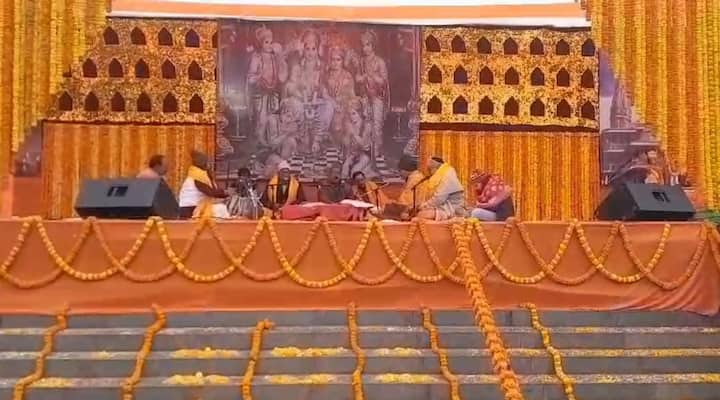 इसलिए बाबा विश्वनाथ का दर्शन कर रामलला की प्राण प्रतिष्ठा कार्यक्रम से जोड़ने की कोशिश की. अयोध्या से भीड़ हटने के बाद राम मंदिर प्रस्थान करेंगे. बता दें कि काशी विश्वनाथ मंदिर में लाइव प्रसारण दिखाने के लिए एलईडी की व्यवस्था की गई है.