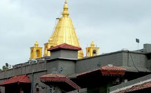 ਸ਼ਿਰਡੀ ਸਾਈਂ ਬਾਬਾ (ਮਹਾਰਾਸ਼ਟਰ): ਮਹਾਰਾਸ਼ਟਰ ਦਾ ਸ਼ਿਰਡੀ ਸਾਈਂ ਬਾਬਾ ਮੰਦਰ ਵੀ ਦੇਸ਼ ਦੇ ਸਭ ਤੋਂ ਅਮੀਰ ਮੰਦਰਾਂ ਵਿੱਚ ਗਿਣਿਆ ਜਾਂਦਾ ਹੈ। ਇਸ ਮੰਦਰ ਵਿੱਚ ਸਾਈਂ ਬਾਬਾ ਦੀ ਮੂਰਤੀ ਲਈ 94 ਕਿਲੋ ਸੋਨੇ ਦਾ ਸਿੰਘਾਸਨ ਬਣਾਇਆ ਗਿਆ ਹੈ। ਇਕੱਲੇ 2022 ਵਿੱਚ, ਸ਼ਰਧਾਲੂਆਂ ਨੇ ਮੰਦਰ ਨੂੰ 400 ਕਰੋੜ ਰੁਪਏ ਤੋਂ ਵੱਧ ਦਾਨ ਕੀਤਾ ਸੀ।