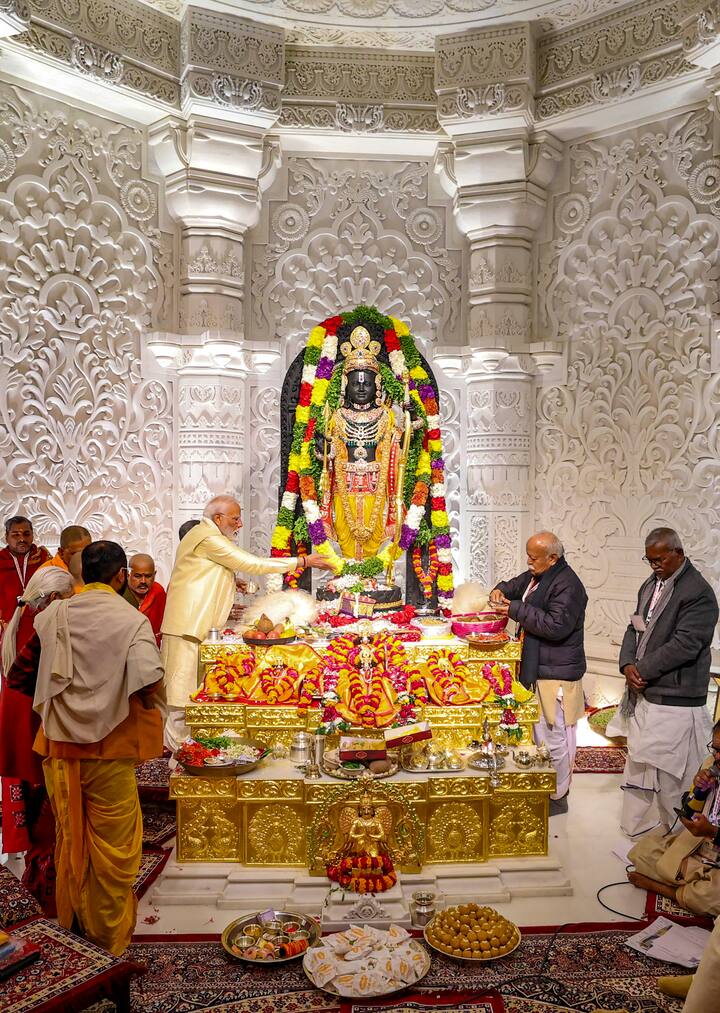 ரமர் கோவிலுக்குள் பிரதமர் மோடி பூஜை செய்த புகைப்படங்கள் தான் தற்போது சமூகவலைதளங்களில் வைரலாகி வருகிறது.