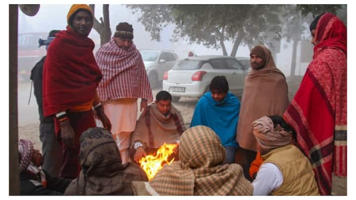 Punjab-Haryana Weather Update: पंजाब और हरियाणा में लोगों को हाड़ कंपा देने वाली ठंड से राहत नहीं मिली और कई स्थानों पर तापमान सामान्य से नीचे दर्ज किया गया.