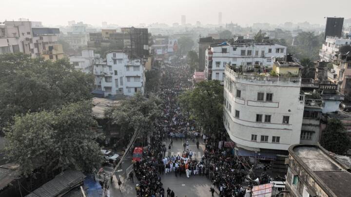 পুজো সেরে এসেই  মিছিলে সামিল হন রাজ্যের মুখ্যমন্ত্রী মমতা বন্দ্যোপাধ্যায়।