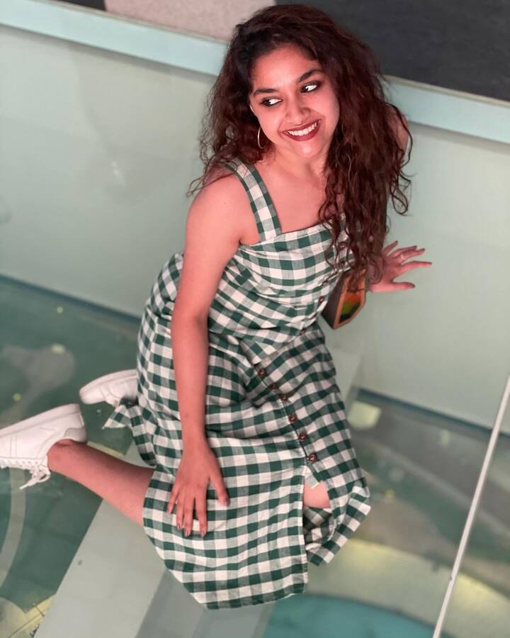 కీర్తి సురేశ్ నటిగా మలయాళంలో తన సినీ కెరీర్ ప్రారంభించింది. నేను శైలజ సినిమాతో టాలీవుడ్లోకి ఎంట్రీ ఇచ్చింది. సినిమా హిట్ అయినా ఈ సినిమాలో ఆమె నటన అంతంత మాత్రంగానే ఉందంటూ విమర్శలు వచ్చాయి. (Image Source : Instagram/keerthysureshofficial)