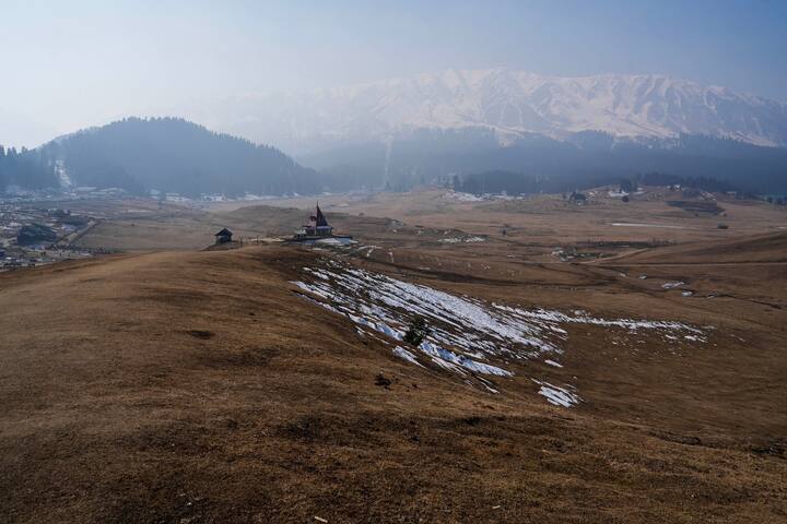 গত ডিসেম্বর পশ্চিম হিমালয় এলাকায় ৮০ শতাংশ বৃষ্টির ঘাটতি ছিল। জানুয়ারি মাসেও এই এলাকা শুষ্ক। ভারতীয় আবহাওয়া বিভাগ (India Meteorological Department) জানাচ্ছে এই মরসুমে এই এলাকায় পশ্চিমী ঝঞ্ঝা তেমন সক্রিয় ছিল না, সেই কারণেই এমন ছবি দেখা গিয়েছে এবার। ভরা জানুয়ারিতেও বরফহীন ছিল গুলমার্গ, খাঁ খাঁ করেছে স্কি-রিসর্ট।
