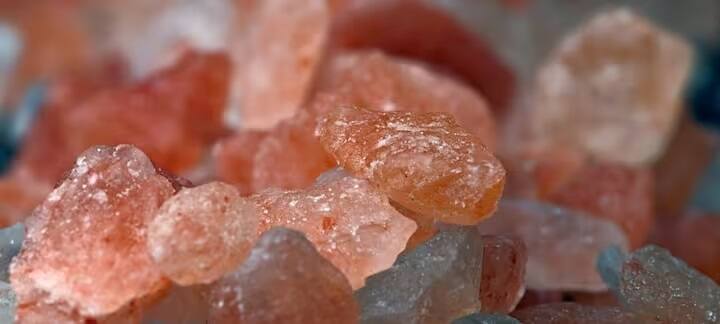 અન્ય ઘણા દેશોમાંથી પણ રામ મંદિર માટે ભેટ આવી છે. આ ઉપરાંત પૂજા વિધિમાં ઉપયોગ કરવા માટે ઘણી મહત્વપૂર્ણ વસ્તુઓ મોકલવામાં આવી છે. આમાંથી એક રોક સોલ્ટ છે, જે ભારતના પાડોશી દેશ પાકિસ્તાનથી આવ્યું છે.