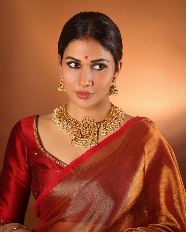 तस्वीरों में लावण्या त्रिपाठी रेड कलक की साड़ी में नजर आ रही हैं. जिसके साथ उन्होंने बहुत ही खास ज्वेलरी कैरी की.