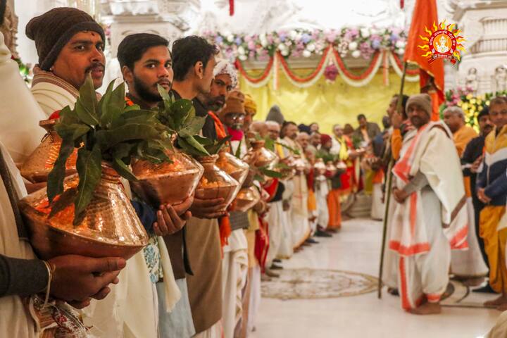 मंदिर में 12.30 बजे अभिजीत मुहूर्त काल में रामलला की प्राण प्रतिष्ठा की जाएगी. इसके लिए अभी से तैयारी शुरु हो चुकी है. सुबह 5.30 बजे से श्रीराम जन्मभूमि मंदिर के पट खुल चुके हैं.