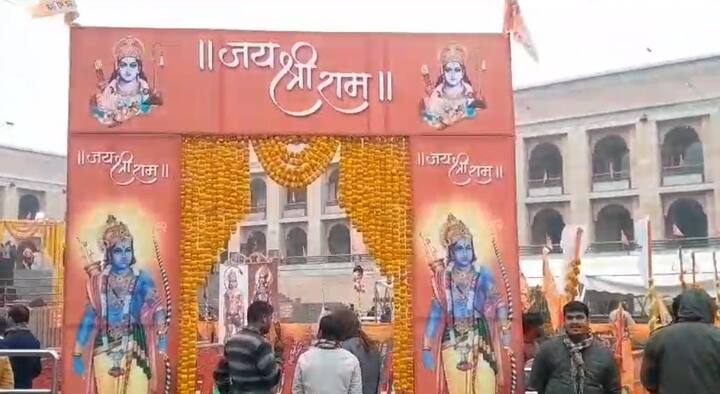 फूलों की साज सजावट के साथ शाम को दीपोत्सव मनाने की तैयारी है. सामान्य दिनों की तुलना में आज श्रद्धालुओं का सुबह से तांता लगा हुआ है. श्रद्धालुओं का कहना है कि भारी भीड़ की वजह से अयोध्या जा पाने में असमर्थ हैं.