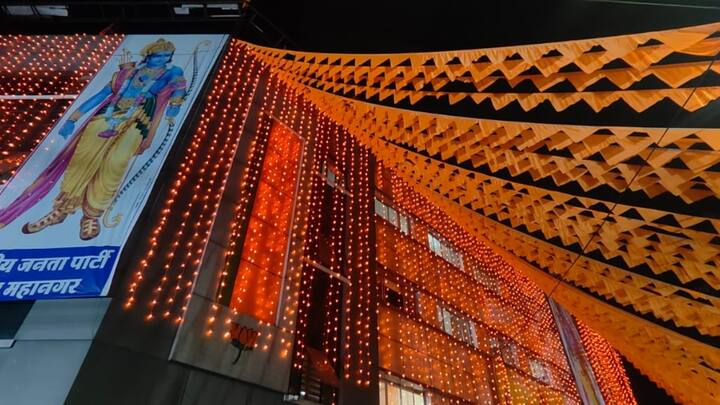 अयोध्या में राम मंदिर की स्थापना और प्राण प्रतिष्ठा के अवसर पर ये तैयारी की गई है. भगवान रामलला की प्राण प्रतिष्ठा को लेकर पूरा देश उत्साहित है. जावरा कंपाउंड स्थित बीजेपी कार्यालय को भी भगवान श्री राम के चित्र और भगवा पताकाओं के साथ राममय किया जा चुका है.