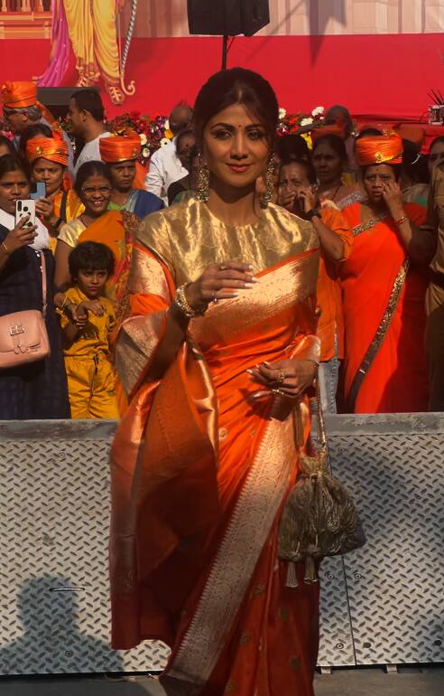 इस कार्यक्रम में एक्ट्रेस शिल्पा शेट्टी भी ट्रेडिशनल अवतार में पहुंची थीं. एक्ट्रेस ने ना सिर्फ पैपराजी को पोज दिए बल्कि फैंस के साथ तस्वीरें भी क्लिक कराई.