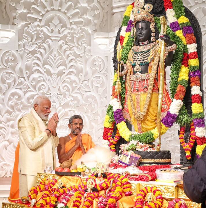 पीएम मोदी ने आरएसएस प्रमुख मोहन भागवत के साथ अयोध्या में श्री राम जन्मभूमि मंदिर में अनुष्ठान का नेतृत्व किया. नवनिर्मित मंदिर में सोमवार को राम लला की नई मूर्ति की प्राण-प्रतिष्ठा की गई, जिसके साथ शहर में व्यापक उत्सव मनाया गया और प्रधानमंत्री नरेंद्र मोदी ने सक्रिय रूप से अनुष्ठानों में भाग लिया.