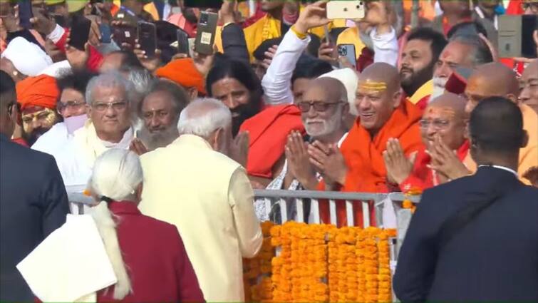 Morari Bapu was present at the Pran Pratishtha mahotsav at the Ram Mandir in Ayodhya પૂજ્ય મોરારી બાપૂ અયોધ્યામાં રામ મંદિર ખાતે ભવ્ય પ્રાણ પ્રતિષ્ઠા સમારોહમાં ઉપસ્થિત રહ્યાં