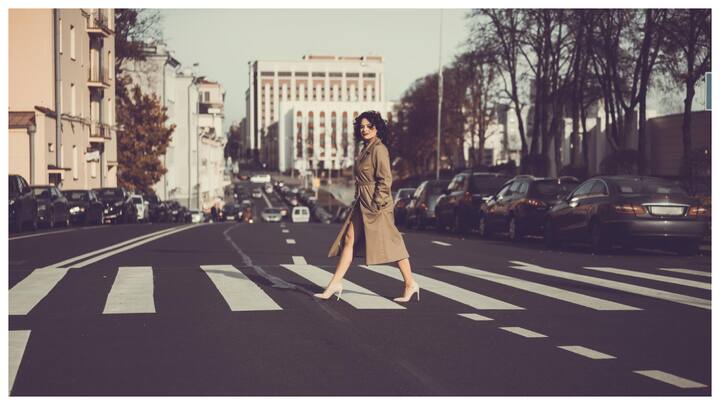 फिट और एक्टिव रहना चाहते हैं तो रेट्रो वॉकिंग एक बेहतरीन ऑप्शन है. सबसे पहले तो रेट्रो वॉकिंग से आपके पैरों, कूल्हों और पीठ की मांसपेशियां मजबूत होती हैं जब आप पीछे की ओर चलते हैं तो ये मांसपेशियां अलग अंदाज में काम करती हैं और इससे ये और अधिक मजबूत हो जाती हैं. मांसपेशियों का यह विकास आपके बैलेंस और स्टैमिना को बेहतर बनाता है.