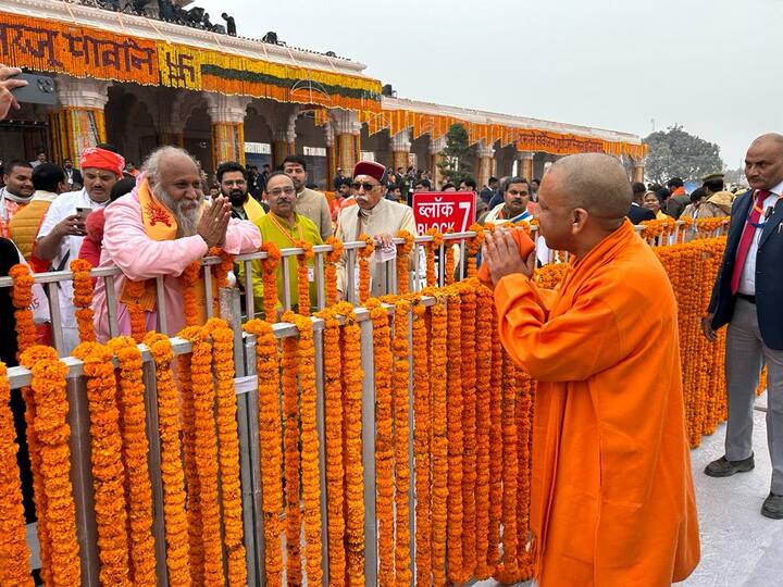 काही वेळात पंतप्रधान नरेंद्र मोदीही अयोध्येला पोहोचणार आहेत. पंतप्रधान मोदींच्या स्वागतासाठी सीएम योगी अयोध्येच्या महर्षी वाल्मिकी आंतरराष्ट्रीय विमानतळावर जाणार आहेत.(Photo credit: PTI)