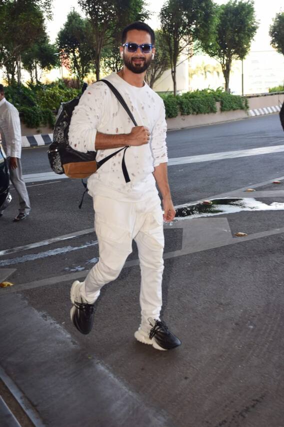 अभिनेता शाहिद कपूर विमानतळावर झाला स्पॉट