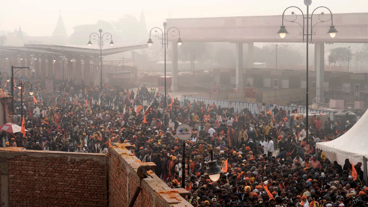 रामलला के दर्शन के लिए अयोध्या में उमड़े लाखों श्रद्धालु, सीएम योगी को करना पड़ा हवाई निरीक्षण और फिर बैठक | बड़ी बातें