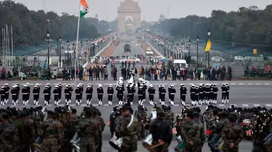 26 ਜਨਵਰੀ ਨੂੰ ਇੰਡੀਆ ਗੇਟ ਨੇੜੇ ਡਿਊਟੀ ਮਾਰਗ 'ਤੇ ਹੋਣ ਵਾਲੀ ਇਸ ਪਰੇਡ 'ਚ ਜਿੱਥੇ ਪੂਰੇ ਦੇਸ਼ ਦੀ ਝਲਕ ਦੇਖਣ ਨੂੰ ਮਿਲਦੀ ਹੈ, ਉੱਥੇ ਹੀ ਭਾਰਤੀ ਫੌਜ ਦੀ ਤਾਕਤ ਵੀ ਦੇਖਣ ਨੂੰ ਮਿਲਦੀ ਹੈ।