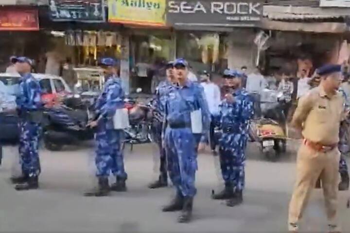 पुलिस-प्रशासन की मौजूदगी में बुलडोजर से अवैध कब्जे को ढहा दिया गया.