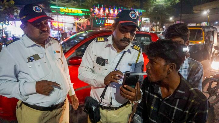 आपको सिर्फ इस बात का खयाल रखना है कि पुलिस अधिकारियों के काम में बाधा नहीं डालें, जो दस्तावेज मांगे जाएं उन्हें दिखाएं और अपनी गलती पर वेबजह बहस करने से बचें.