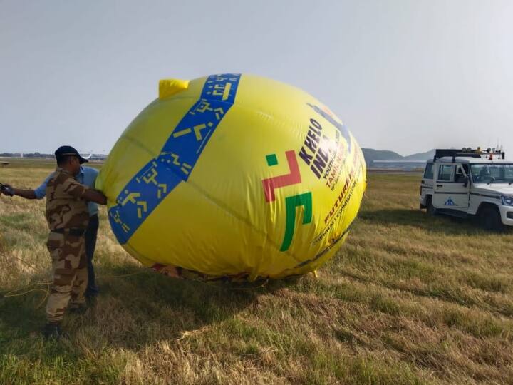 Chennai Airport control room officials and security officials seized  balloon - TNN Chennai Airport: ஓடுபாதையில் திடீரென பறந்து வந்த ராட்சத பலூன்...சென்னை விமான நிலையத்தில் பரபரப்பு..!