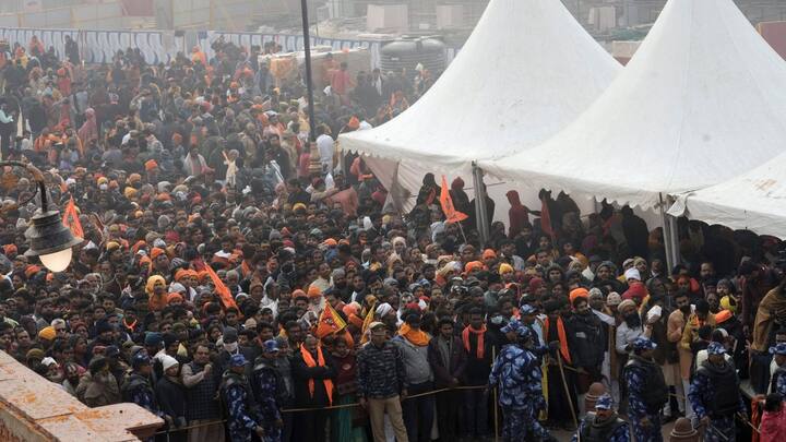 राम मंदिर परिसर में दर्शन के लिए आए श्रद्धालुओं को रोकने के लिए रस्सियां लगाई गई हैं, ताकि एक-एक करके ही भक्तों को रामलला के दर्शन के लिए भेजा जा सकता है. ये भी कहा जा रहा है कि पुलिस के लिए भीड़ को मैनेज करना मुश्किल हो रहा है.