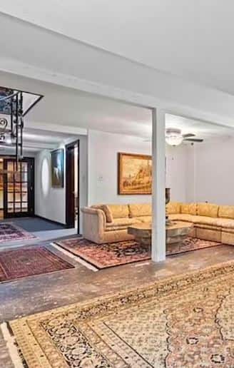 ਕੁਝ ਸਾਲ ਪਹਿਲਾਂ ਪੱਛਮੀ ਅਮਰੀਕਾ ਵਿੱਚ ਵੀ ਅਜਿਹਾ ਹੀ ਬੰਕਰ ਬਣਾਇਆ ਗਿਆ ਸੀ। ਕਿਹਾ ਜਾ ਰਿਹਾ ਸੀ ਕਿ ਪਰਮਾਣੂ ਹਮਲੇ ਦਾ ਵੀ ਇਸ 'ਤੇ ਕੋਈ ਅਸਰ ਨਹੀਂ ਪਵੇਗਾ। ਇੱਥੇ ਇੰਨੀਆਂ ਸਹੂਲਤਾਂ ਹਨ ਕਿ ਇੱਕ ਸਾਲ ਤੱਕ ਇੱਥੇ 80 ਤੋਂ ਵੱਧ ਲੋਕ ਆਰਾਮ ਨਾਲ ਰਹਿ ਸਕਦੇ ਹਨ।