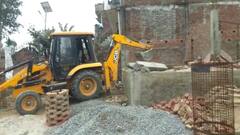 CM आवास के तहत बन रहे मकान पर चला बुलडोजर, पीड़ित ने प्रशासन पर लगाया ये आरोप