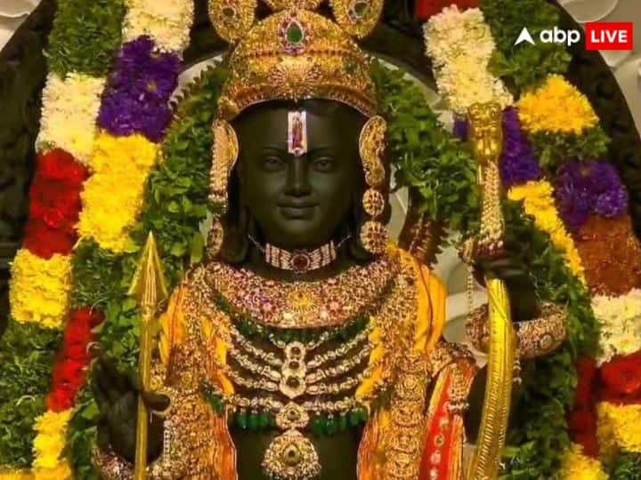 भगवान के मस्तक पर उनके पारम्परिक मंगल-तिलक को हीरे और माणिक्य से रचा गया है.