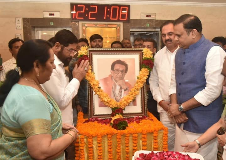 विधानसभा अध्यक्ष राहुल नार्वेकर, विधानपरिषद उपसभापती डॉ. नीलम गोऱ्हे, मदत व पुनर्वसनमंत्री अनिल पाटील, आमदार ॲड. मनीषा कायंदे, रईस शेख, अमोल मिटकरी उपस्थित होते. (Photo Credit : facebook./CMOMaharashtra)