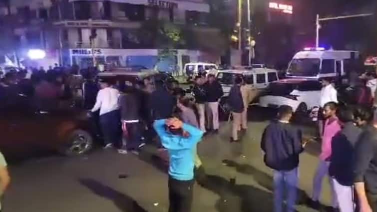 A police head constable caused an accident in Ahmedabad Ahmedabad: અમદાવાદમા નશાની હાલતમાં પોલીસ જવાને સર્જ્યો અકસ્માત, ગાડીમાંથી મળી દારૂની બોટલ