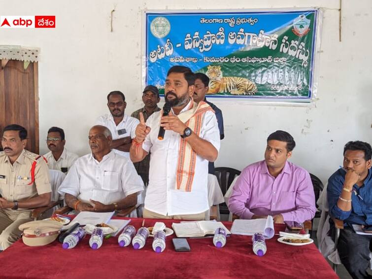 Sirpur MLA ‎Palvai Harish Babu suggests mutual cooperation between Forest official and Villagers Sirpur News: అటవీ అధికారులు పోడు రైతులని ఇబ్బంది పెట్టవద్దు: సిర్పూర్ ఎమ్మెల్యే