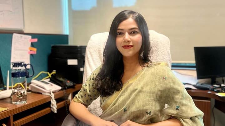 কেউ কেউ দিনে ১০-১২ ঘণ্টা পড়েন, আবার কেউ পড়েন ২-৩ ঘণ্টা। প্রত্যেকের পরিশ্রমের কাহিনি আলাদা আলাদা। কিন্তু প্রতিদিন নয়, সপ্তাহান্তে কয়েক ঘণ্টা পড়েই কীভাবে সফল IRS হলেন দেবযানী সিং ?   ছবি- দেবযানী সিংয়ের ইনস্টাগ্রাম