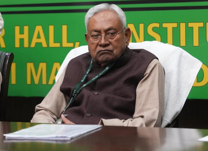 बताया जा रहा है कि मुख्यमंत्री नीतीश कुमार ने राजभवन पहुंचकर राज्यपाल राजेंद्र विश्वनाथ आर्लेकर से मुलाकात की. उनके साथ मंत्री विजय चौधरी भी मौजूद रहे. (फाइल फोटो)