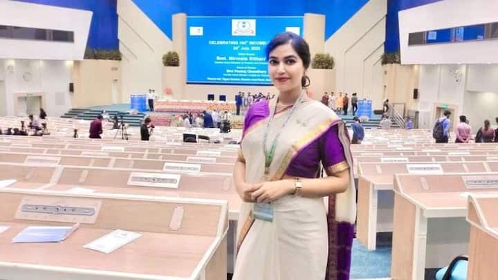 তারপর থেকেই শুরু হয় UPSC পরীক্ষার জন্য কঠোর প্রস্তুতি। তবে বাধাও ছিল প্রচুর। একবারেই UPSC জয় করেননি দেবযানী।   ছবি- দেবযানী সিংয়ের ইনস্টাগ্রাম