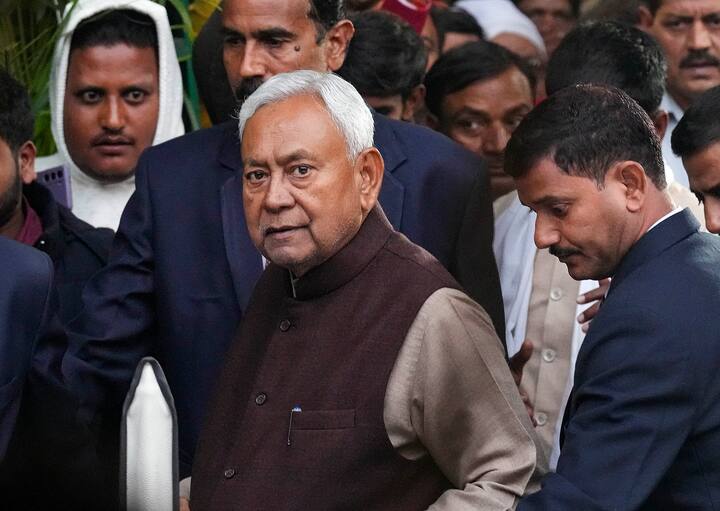 जानकारी दी गई कि मुख्यमंत्री नीतीश कुमार एक सरकारी कार्यक्रम में शामिल होने के बाद सीधे राजभवन पहुंच गए और राजभवन में करीब 40 मिनट तक रहे. (फाइल फोटो)