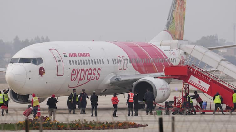 Ram Mandir Inauguration 100 chartered planes landed at Ayodhya airport inluding Amitabah and Sachin Ram Mandir Inauguration: अयोध्या एयरपोर्ट पर लैंड हुए 100 चार्टर्ड प्लेन, अमिताभ बच्चन से सचिन तेंदुलकर तक इन्हें मिली जगह