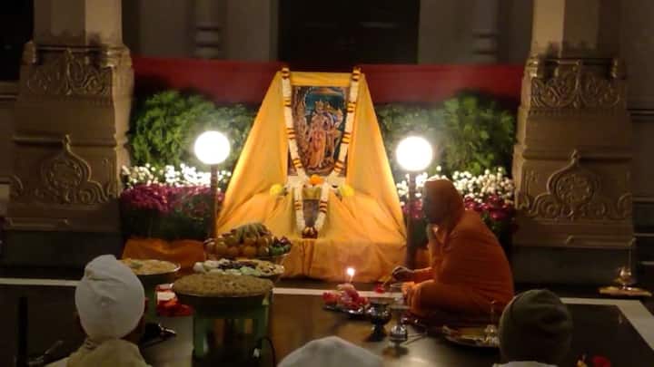 এদিন রাম-পুজোর সাক্ষী থাকতে হাজির ছিলেন বহু ভক্তরা। এদিন মঠে আয়োজন করা হয় রাম সম্পর্কিত আলোচনা ও পাঠের।