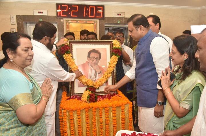 1989 रोजी बाळासाहेब ठाकरे यांनी सामना या वृत्तपत्राची स्थापना केली. या माध्यमातून त्यांनी मराठी माणसाच्या हिताच्या आणि अधिकाराच्या गोष्टी मांडल्या. 17 नोव्हेंबर 2012 रोजी दुपारी 3.30 मिनिटांनी बाळासाहेब ठाकरे यांचं निधन झालं. त्यांच्या निधनाच्या वृत्ताने अवघी मुंबई स्तब्ध झाली. (Photo Credit : facebook./CMOMaharashtra)