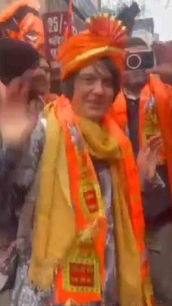 परदेशी पाहुण्यांचा हातात भगवे झेंडे घेत राम भजनांवर नृत्य