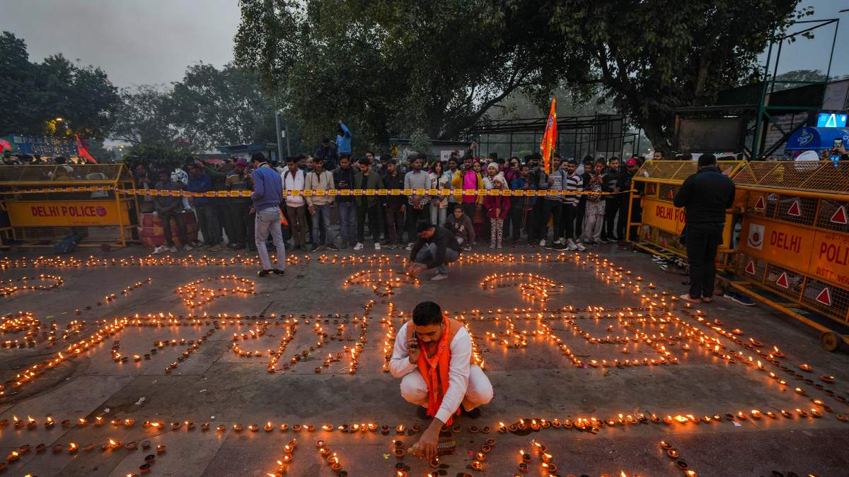 Ayodhya से 600KM दूर दिल्ली में दिखा दीपावली जैसा नजारा, जमकर हुई आतिशबाजी, लोगों ने फहराए झंडे और जलाए दीये 