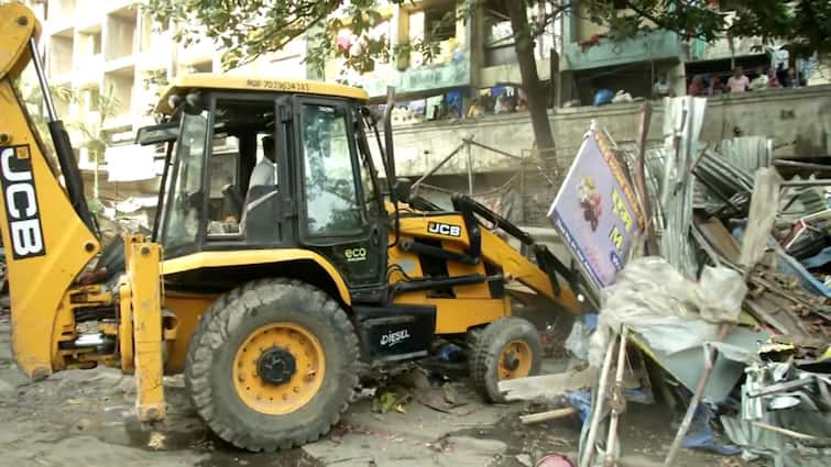 मुंबई: मीरा रोड में कुछ ही देर में ढह गया उपद्रवियों का अवैध निर्माण, देखें बुलडोजर के एक्शन की तस्वीरें