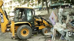 Mumbai: मीरा रोड में कुछ ही देर में ढह गया उपद्रवियों का अवैध निर्माण, देखें बुलडोजर के एक्शन की तस्वीरें