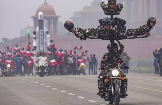 ਦਿੱਲੀ ਸਮੇਤ ਦੇਸ਼ ਦੇ ਕਈ ਸੂਬਿਆਂ ਤੋਂ ਲੋਕ ਇਸ ਪਰੇਡ ਨੂੰ ਦੇਖਣ ਆਉਂਦੇ ਹਨ ਅਤੇ ਕਈ ਘੰਟੇ ਇਸ ਦਾ ਆਨੰਦ ਮਾਣਦੇ ਹਨ।