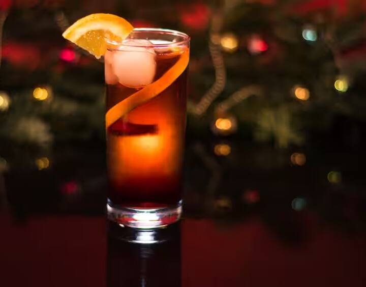 ਬਕਾਰਡੀ ਨੂੰ ਸਭ ਤੋਂ ਵੱਧ ਪਿਆਰ ਕਰਨ ਦੇ ਪਿੱਛੇ ਦਾ ਰਾਜ਼ ਇਸ ਦੀਆਂ ਨਿਰਵਿਘਨ ਅਤੇ ਆਸਾਨੀ ਨਾਲ ਪੀਣ ਵਾਲੀਆਂ ਕਿਸਮਾਂ, ਇਸਦੀ ਮਾਰਕੀਟਿੰਗ ਸਮਰੱਥਾ ਅਤੇ ਇਸਦੀ ਵਿਸ਼ਵਵਿਆਪੀ ਪਹੁੰਚ ਹੈ।