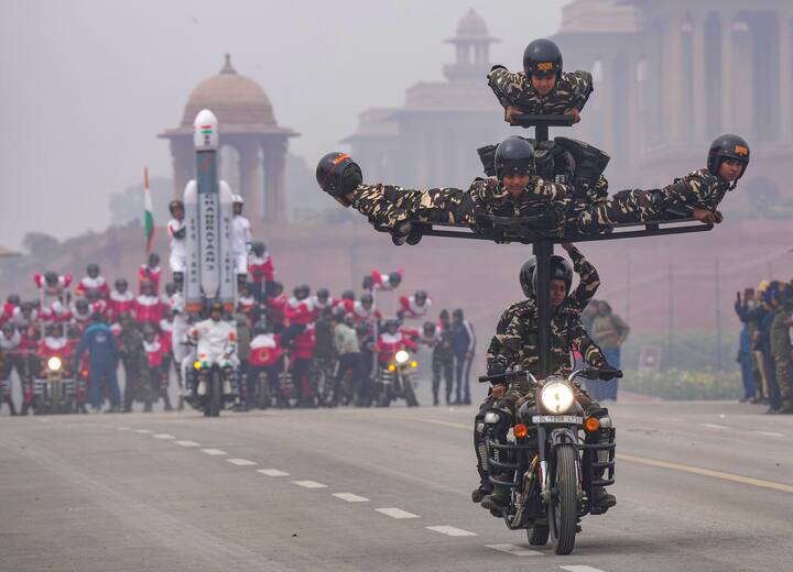 इस परेड को देखने के लिए दिल्ली समेत देश के कई राज्यों से लोग पहुंचते हैं और कई घंटों तक इसका लुत्फ उठाते हैं.