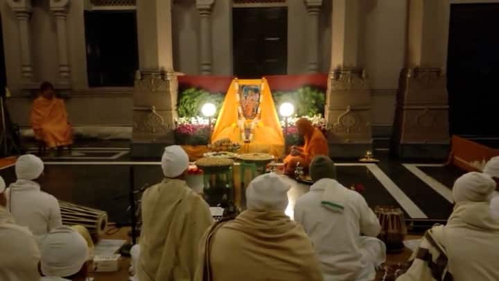 রামের আরাধনায় একত্রিত হন সাধু - সন্ন্যাসীরা। অযোধ্যাপতি শ্রীরামচন্দ্রের বন্দনা করা হয় বেলুড়ে।