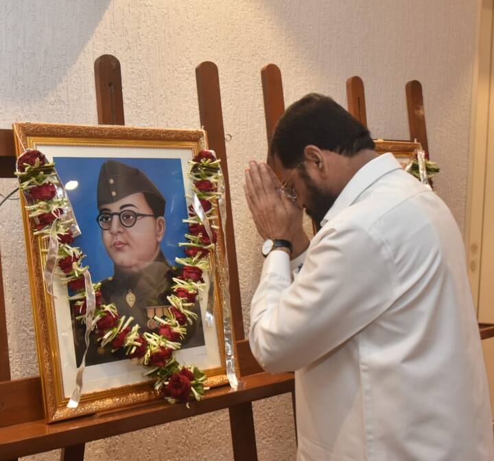 नेताजी सुभाषचंद्र बोस यांचा जन्म 23 जानेवारी 1897 रोजी कटक, ओडिशा, बंगाल विभागात झाला. नेताजी यांचे प्राथमिक शिक्षण कटक येथील रेवेनशॉ कॉलेजिएट स्कूलमध्ये झाले. यानंतर त्यांचे पुढील शिक्षण कोलकाता येथील प्रेसिडेन्सी कॉलेज आणि स्कॉटिश चर्च कॉलेजमध्ये झाले. (Photo Credit : facebook./CMOMaharashtra)