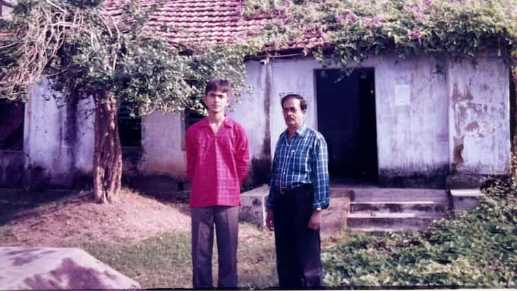 Actor Director Sourav Chakraborty shares a childhood photo on his fathers birthday know in details Tollywood News: লাল ঢিলে শার্ট, বাবার পাশে দাঁড়ানো এই কিশোরই এখন টলিউডের জনপ্রিয় পরিচালক-অভিনেতা!