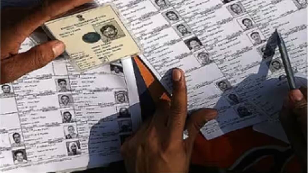 Jammu-Kashmir Voter List: जम्मू-कश्मीर में मतदाता सूची जारी, 86.93 लाख हुई वोटर्स की संख्या, लिस्ट से हटे इतने नाम Jammu-Kashmir Voter List Final voter list Released number of voters increased to 86.93 lakh Jammu-Kashmir Voter List: जम्मू-कश्मीर में मतदाता सूची जारी, 86.93 लाख हुई वोटर्स की संख्या, लिस्ट से हटे इतने नाम