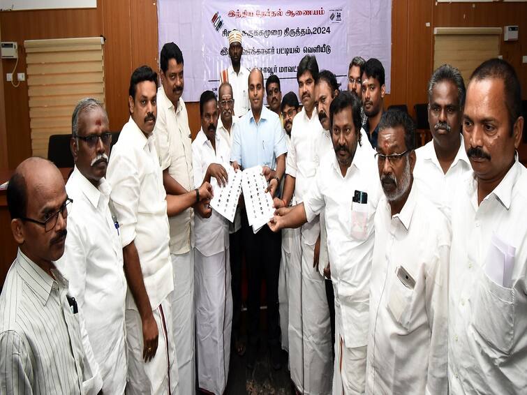 Thanjavur Release of final voter list in presence of all party representatives at Tanjore Collectorate - TNN தஞ்சை மாவட்டத்தில் இறுதி வாக்காளர் பட்டியல் வெளியீடு ; மொத்த வாக்காளர்கள் எத்தனை பேர்..?