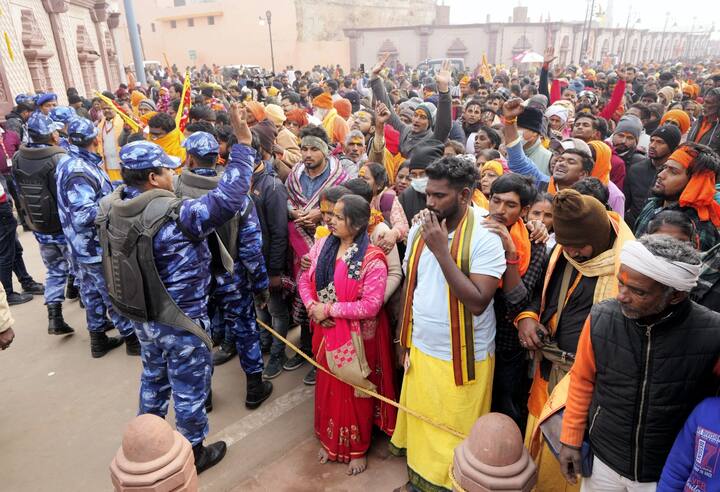 देशाच्या विविध भागातून भाविक अयोध्येत दर्शनासाठी दाखल झाले आहेत. हे चित्र राम मंदिर परिसराच्या आतील आहे. यामध्ये लोक भगवे झेंडे घेऊन प्रवेशाची वाट पाहत आहेत.(Photo Credit : PTI)
